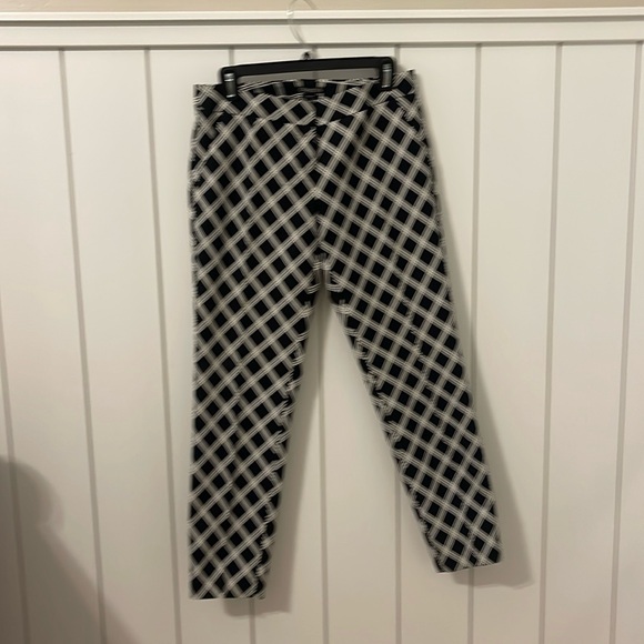 Like NEW!!! EXPRESS Columnist Fitted Ankle Pants. Black white print. Size 6 - Picture 2 of 5